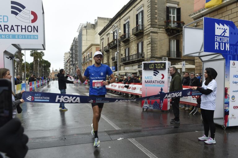 Pasquale Selvarolo primo al traguardo della Bari Med Marathon 2024 (foto Gaetano Piazzolla)