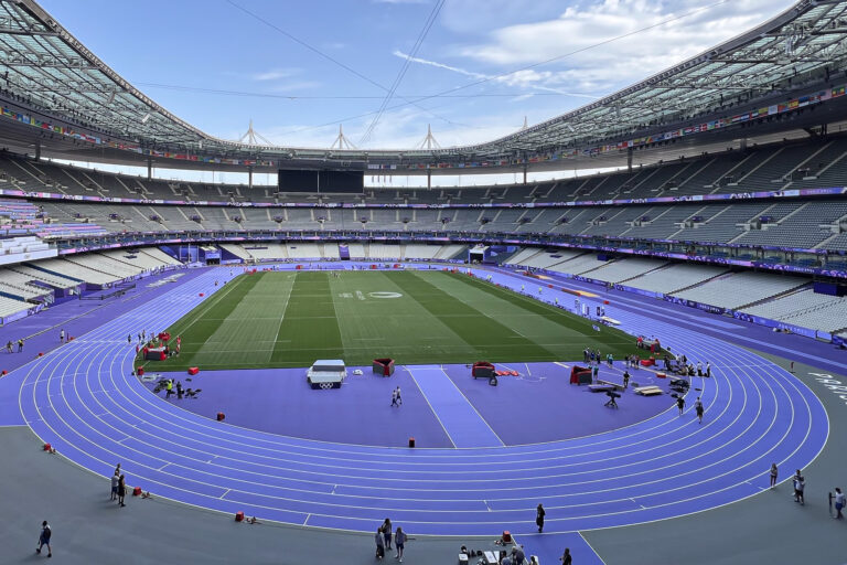 La pista viola delle Olimpiadi di Parigi 2024 allo Stade de France (foto Giancarlo Colombo)