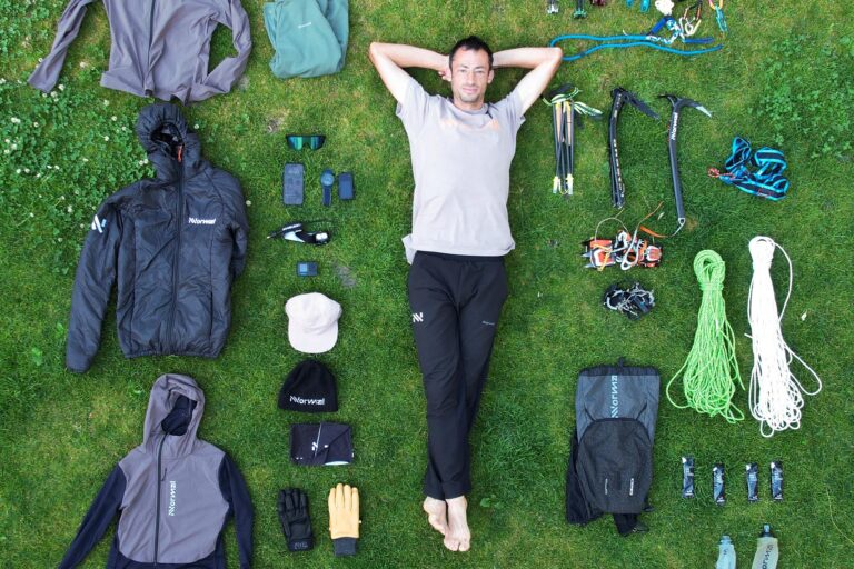 Kilian Jornet con l'attrezzatura necessaria ad affrontare il nuovo progetto "Alpine Connection" (foto David Arino)