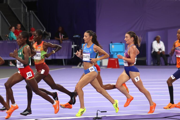 Nadia Battocletti in azione durante i 5000 metri femminili alle Olimpiadi di Parigi 2024 (foto Giancarlo Colombo)