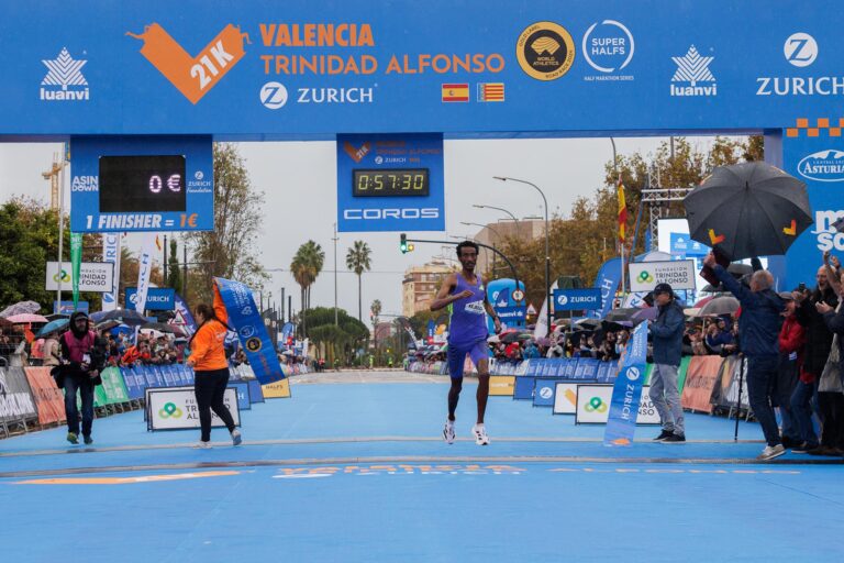 Yomif Kejelcha sigla il record del mondo alla mezza maratona di Valencia (foto Organizzazione)