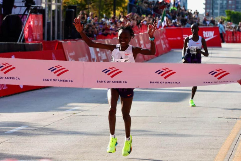 Ruth Chepngetich taglia il traguardo della Chicago Marathon in 2h09'56"