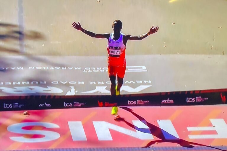 Abdi Nageyee vince la New York Marathon 2024