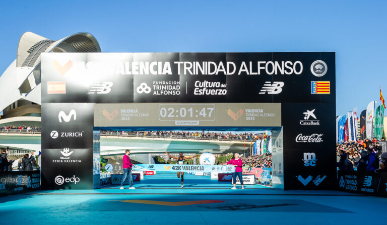 L'arrivo della maratona di Valncia del 2023 (foto courtesy Marathon valencia)