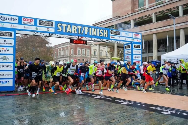 la partenza della maratona di Reggio Emilia 2024: in alto a destra, Andrea Soffientini e Roberto Patuzzo (foto IG @maratonadireggioemilia)