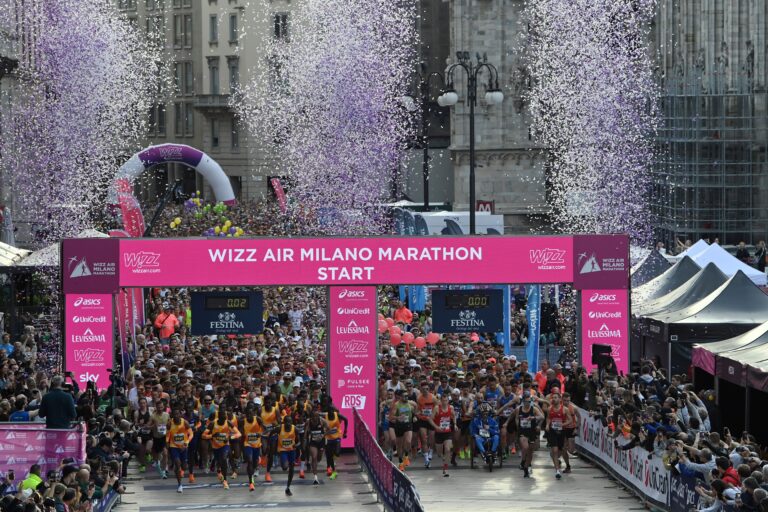 La partenza della Milano Marathon da piazza del Duomo (foto LaPresse)