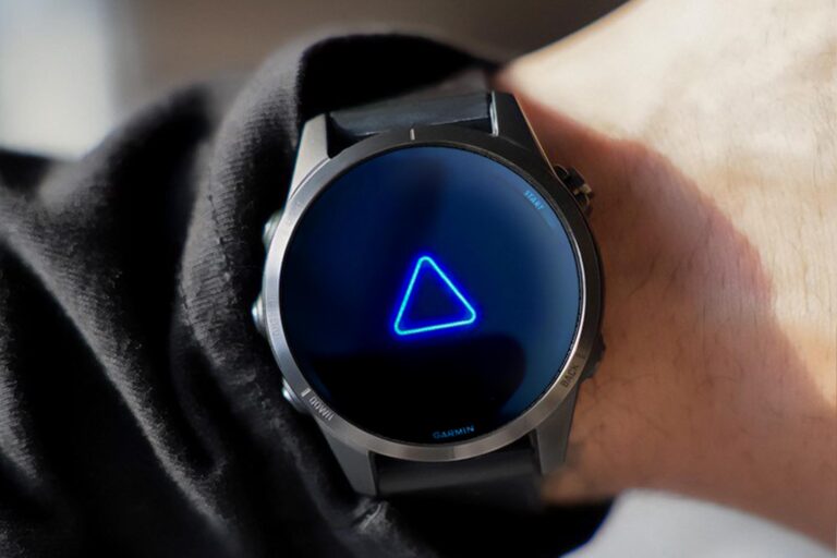 Il triangolo blu che appare sugli smartwatch Garmin bloccati