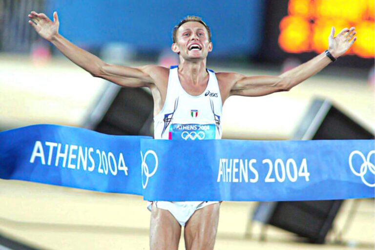 “Stefano Baldini taglia il traguardo della maratona ad Atene 2004” (foto Giancarlo Colombo)