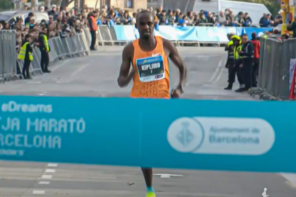 Jacob Kiplimo al traguardo della mezza maratona di Barcellona